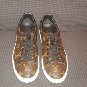Authentic Louis vuitton sneakers size 7 / 37